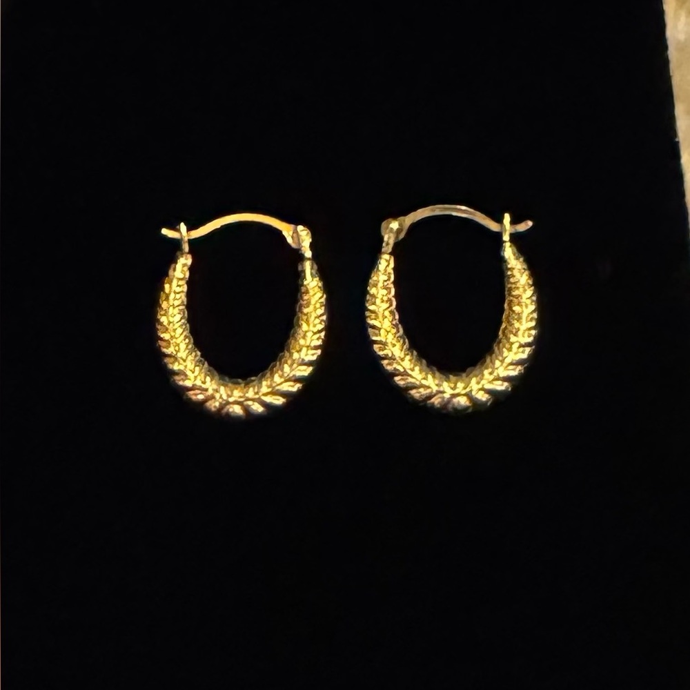 Dainty Elegant 10K Gold Hoop Earrings - Picture 3 of 3